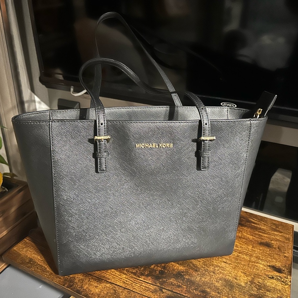 Like new MK large purse - Picture 3 of 3